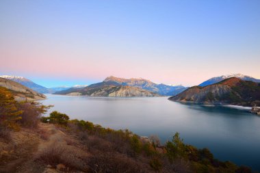 Göl Lac de serre-poncon Fransız Alpleri'nde 