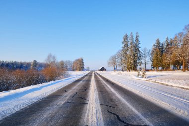 Kış otoyol karlı ağaç ve bir yazlık
