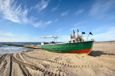 Yeşil Devriye botu bir plajda bayraklı