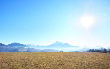 Frenach Alp Dağları önünde bir vadi 