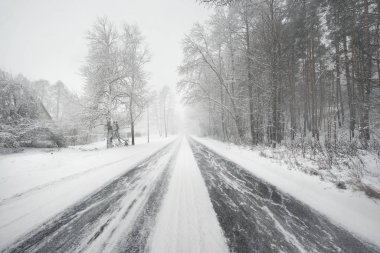 Karlı kış yol kar fırtınası sırasında