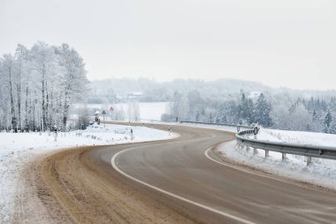S-şekil kırsal yol üzerinden bir kış Harikalar Diyarı