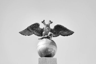 Rus iki başlı kartal. Mavi gökyüzü karşı altın mimari detay.
