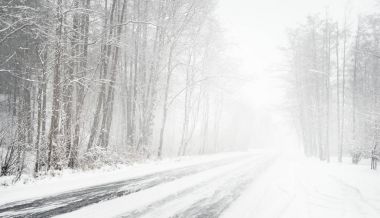 Karlı kış yol kar fırtınası sırasında