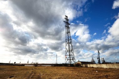 Bir terk edilmiş güç satırı yakınlarında yol destekler 