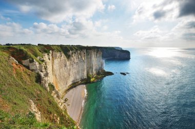 Normandiya Etretat beyaz kayalıklarla görünümünü