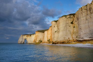 Normandiya Etretat beyaz kayalıklarla görünümünü