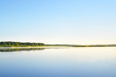 Sakin gölde güzel bir güneşli sabah 