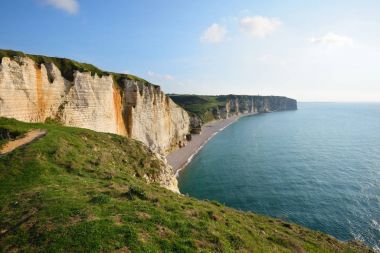 Normandiya Etretat beyaz kayalıklarla görünümünü