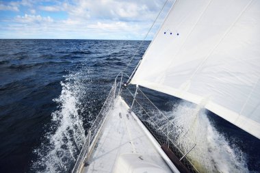 Dalgalar sıçramasına gibi bir yat pruvadan görüntülemek