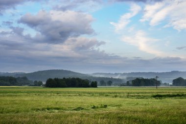Hills arka planda yeşil tarım alanları