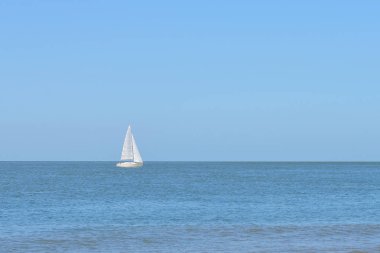 mavi denizde yelkenli yat