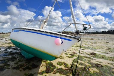 Plouguerneau okyanus düşük gelgit sırasında yat