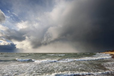 Baltık Denizi beach fırtına sırasında