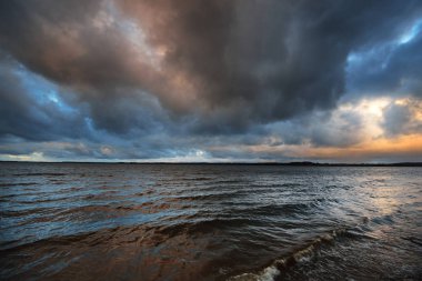Göl manzara sonbahar fırtınada sırasında