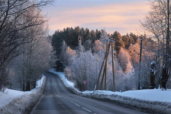 Downhill bos snelweg met teken in de winter — Stockfoto