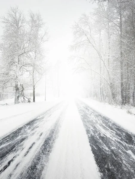 Estrada de inverno nevado durante a nevasca — Fotografia de Stock