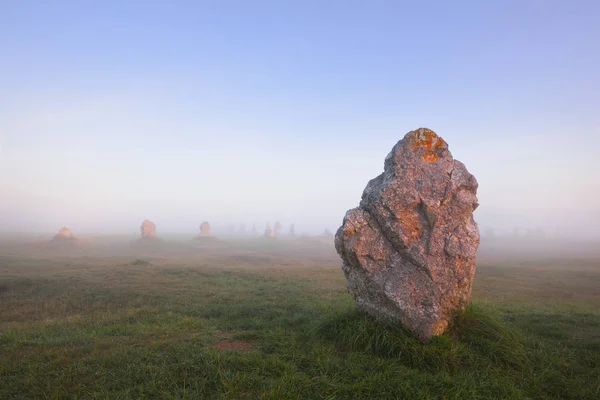 Vista de um único menir em Camaret sur mer — Fotografia de Stock