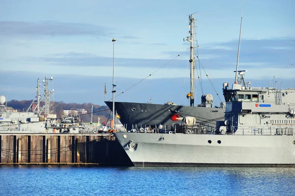 Kikötve a mólón, Kiel katonai hajók — Stock Fotó