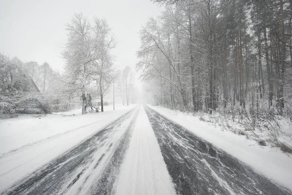 Karlı kış yol kar fırtınası sırasında