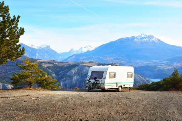 Bir dağın tepesinde bir bisiklet ile karavan Park 