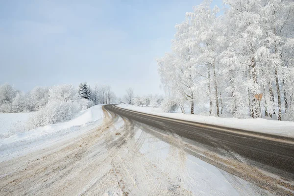 Spuren auf einer verschneiten Landstraße — Stockfoto