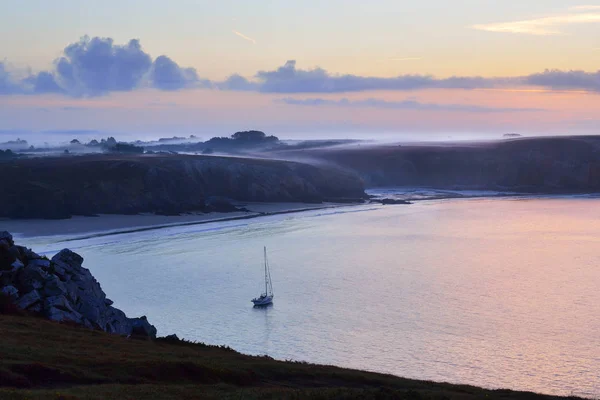 Jacht op anker bij zonsopgang in de Keltische Zee — Stockfoto