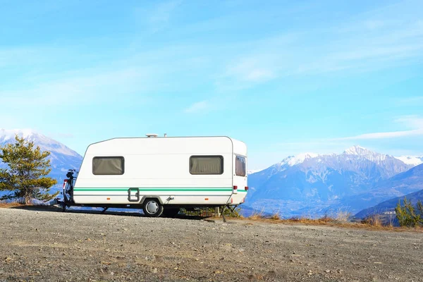 Bir dağın tepesinde bir bisiklet ile karavan Park 