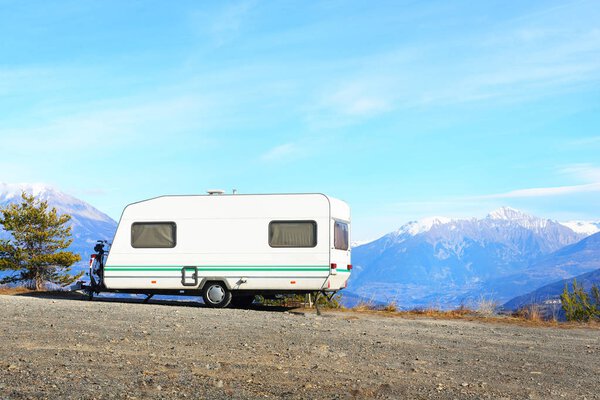 Караван с велосипедом, припаркованным на вершине горы
 