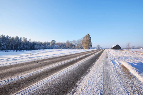 Kış otoyol ağaçlar ve kırsal bir yazlık