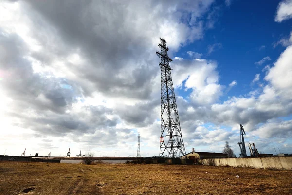 Bir terk edilmiş güç satırı yakınlarında yol destekler 
