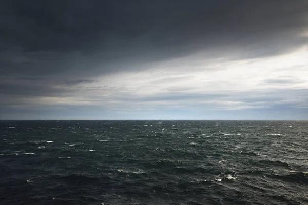Paesaggio marino del Mar Baltico con nuvole scure — Foto Stock