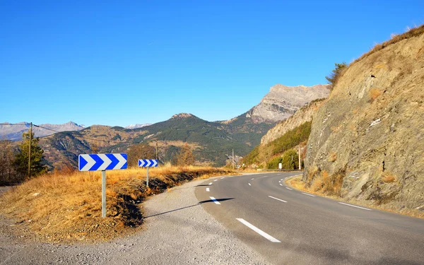 山区公路在法国阿尔卑斯山 — 图库照片