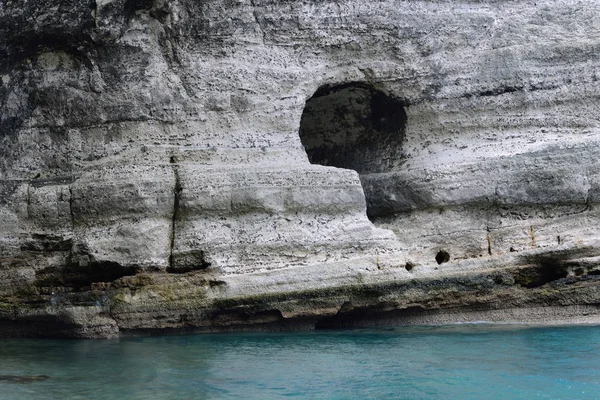 Vista de uma baía oceânica com uma caverna — Fotografia de Stock