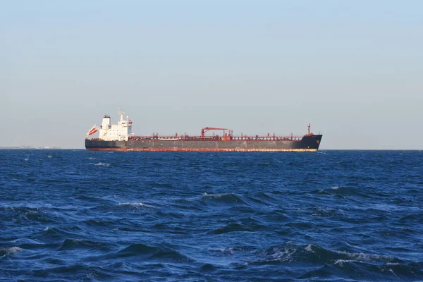 Buque cisterna de carga navegando en el mar — Foto de Stock