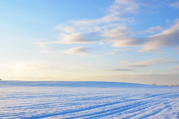 Snowcovered landbouwgrond velden tijdens zonsondergang — Stockfoto