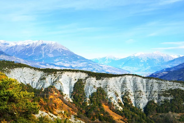 Weergave van het meer Lac de Serre-Poncon uit een bergbos — Stockfoto