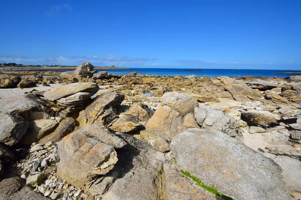 Rotsachtige Oceaan kust in Plouguerneau — Stockfoto