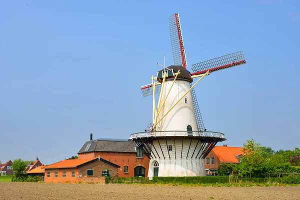 Классический голландский пейзаж с ветряной мельницей на поле — стоковое фото