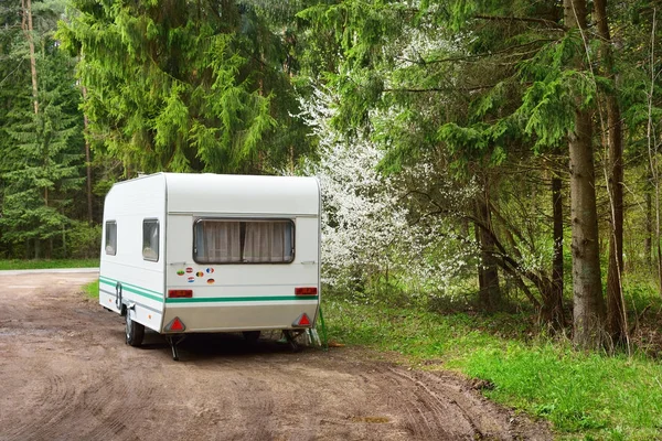 Caravan trailer on a forest road — Stock Photo, Image