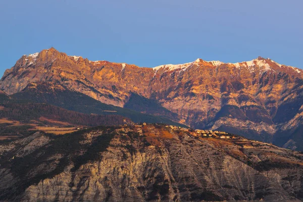 dağ köyü önünde Fransız Alps