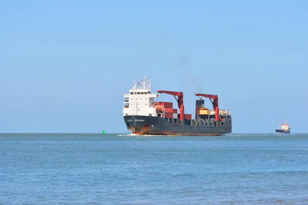 Buque de carga navegando en el mar —  Fotos de Stock