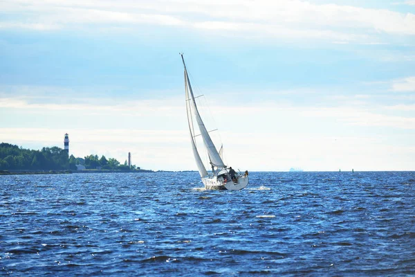 Szemben a parton és a világítótorony vitorlás Yacht — Stock Fotó