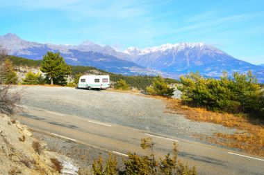 Karavan road yakınındaki bir dağın üzerinde park etmiş bir bisiklet ile