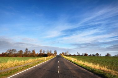 düz kırsal asfalt yol 