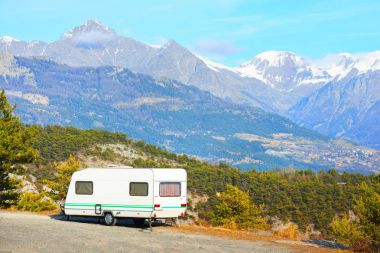 Bir dağın tepesinde bir bisiklet ile karavan Park 