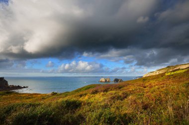 gün batımı sırasında okyanus kıyı şeridi