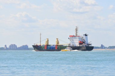 Kargo gemisi denize limana yelken