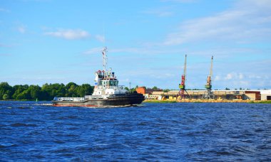 Bir bağlantı noktası bağlantı noktası Vinçler karşı yelken bir römorkör