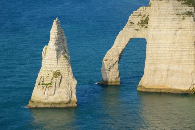 Normandiya Etretat beyaz kayalıklarla görünümünü